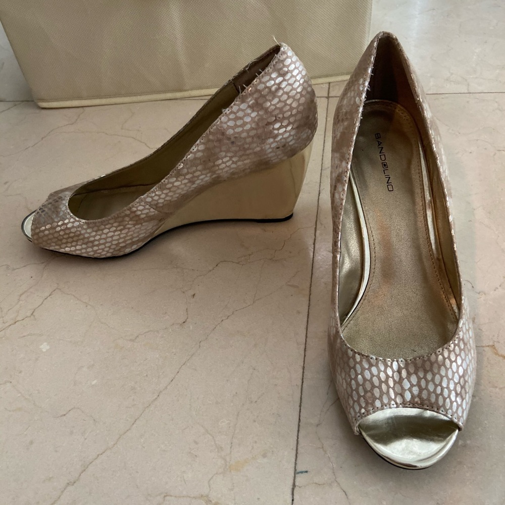 Bandolino peep toe wedge heels size 10